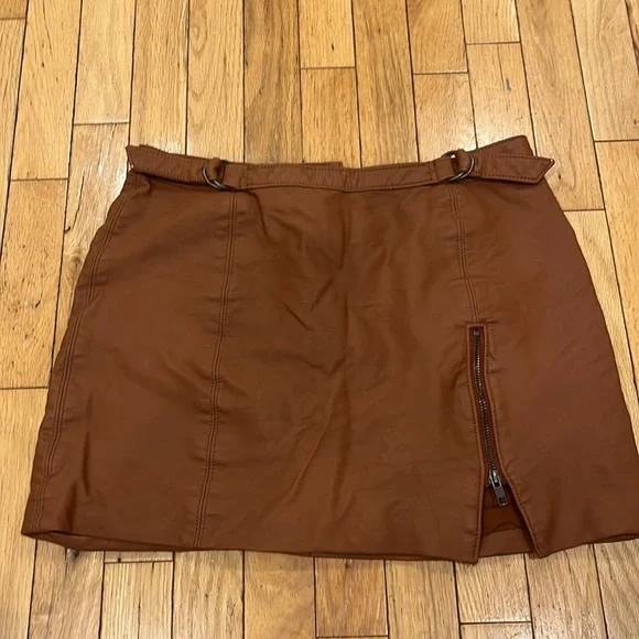 FREE PEOPLE Midnight Magic faux leather mini skirt in cognac. Size 10. - Picture 4 of 14